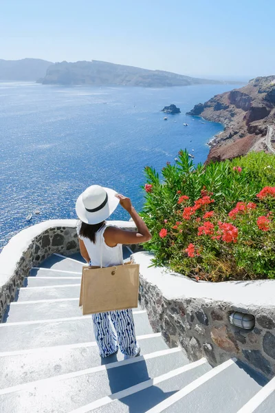 Asian Woman Visit Oia Santorini Greece Sunny Day Summer Whitewashed — Stock Photo, Image