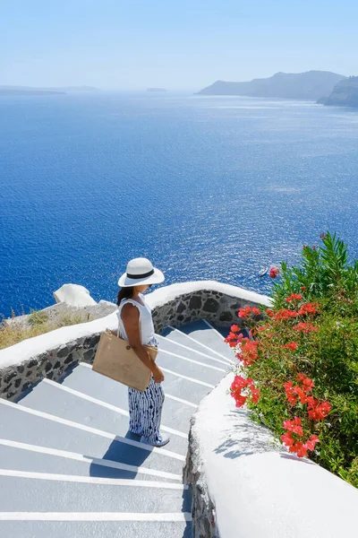 アジアの女性は ホワイトウォッシュの家や教会 ギリシャ島のエーゲ海のキクラデスと夏の晴れた日にOia Santoriniギリシャを訪問 — ストック写真