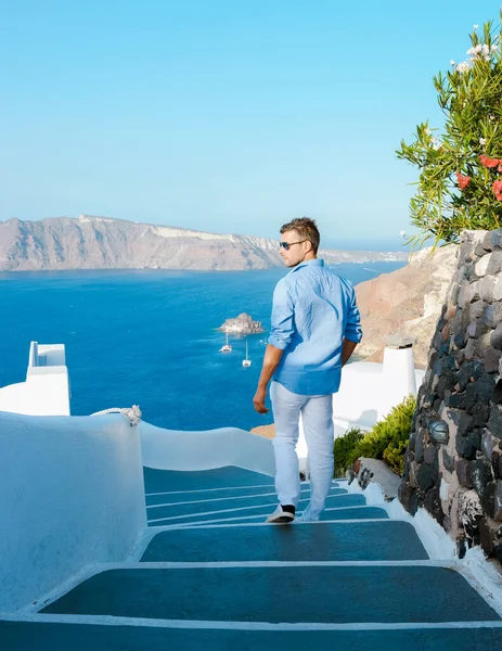 Young Men Tourists Visit Oia Santorini Greece Sunny Day Summer — Foto Stock