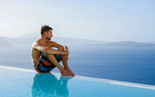 Man Relaxing Infinity Swimming Vacation Santorini Swimming Pool Looking Out — 图库照片