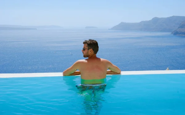 Young Man Relaxing Infinity Swimming Vacation Santorini Swimming Pool Looking — Stockfoto