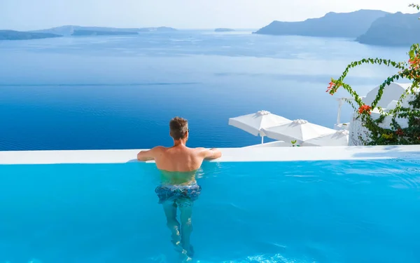 Man Relaxing Infinity Swimming Pool Vacation Santorini Swimming Pool Looking — 图库照片