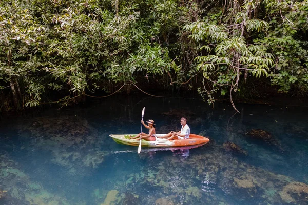 クラビのジャングルのカヤックのカップルタイの男性と女性クラビの熱帯ジャングルのカヤックマングローブの森 — ストック写真