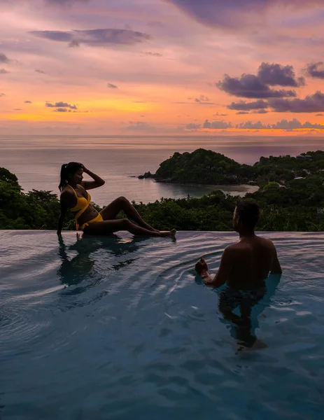 Young Couple Men Women Watching Sunset Swimming Pool Vacation Tropical — Foto de Stock