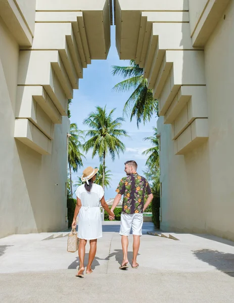 Couple Men Women Walking Old Gate Vacation Luxury Resort Thailand — Stock Photo, Image