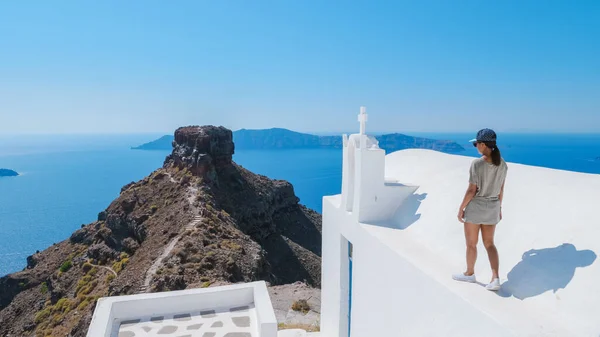 Felice Donna Asiatica Visita Oia Santorini Grecia Una Giornata Sole — Foto Stock