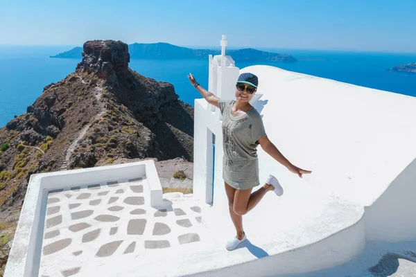 Happy Asian Woman Visit Oia Santorini Greece Sunny Day Summer — Stock Photo, Image