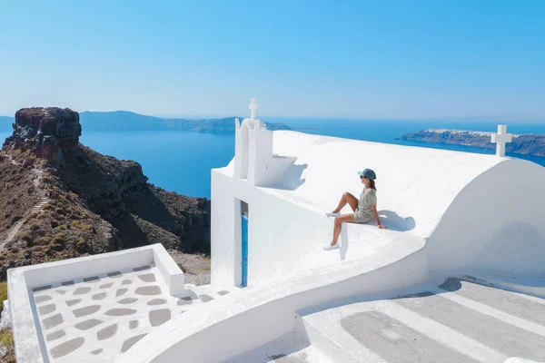 Happy Asian Woman Visit Oia Santorini Greece Sunny Day Summer — Foto Stock