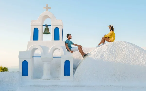 Young Couple Men Women Tourists Visit Oia Santorini Greece Sunny — Foto de Stock