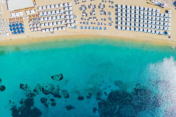 夏天的Mykonos海滩上有雨伞和豪华的海滩椅 蓝色的大海上有Elia海滩上的山 — 图库照片