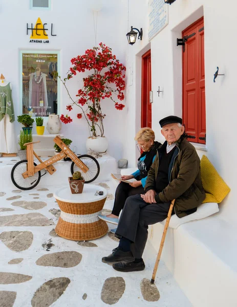 Mykonos Grekland April 2018 Pensionerade Pensionärer Sitter Bänk Byn Mikonos — Stockfoto