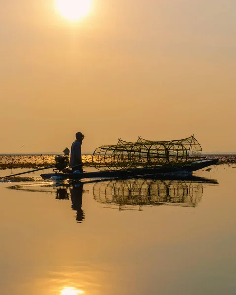 Pêcheurs Dans Bateau Lever Soleil Mer Lotus Rouge Lac Nong — Photo