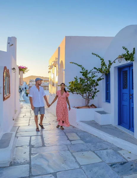 Couple Walking Village Oia Santorini Greece Men Women Visit Whitewashed — Foto Stock
