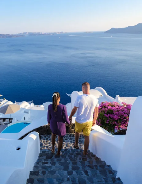 Couple Walking Village Oia Santorini Greece Men Women Visit Whitewashed — Foto de Stock