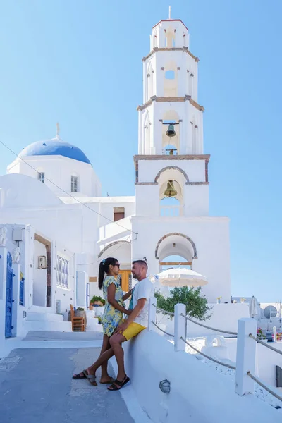 Couple Hugging Kissing Romantic Vacation Santorini Greece Men Women Visit — Foto de Stock
