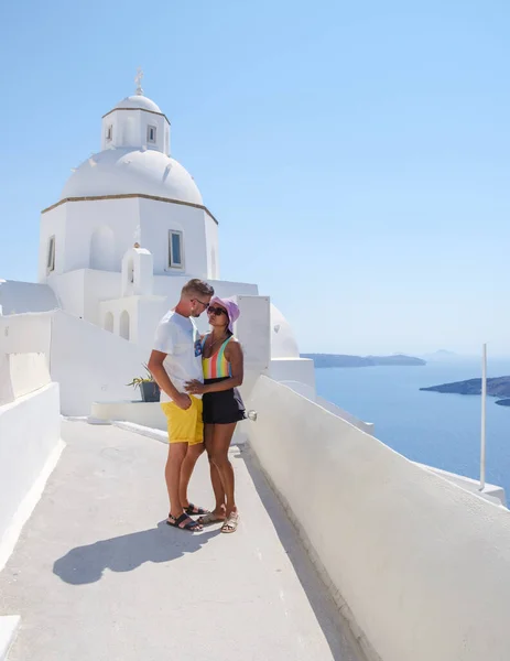 Couple Hugging Kissing Romantic Vacation Santorini Greece Men Women Visit — Stock Photo, Image