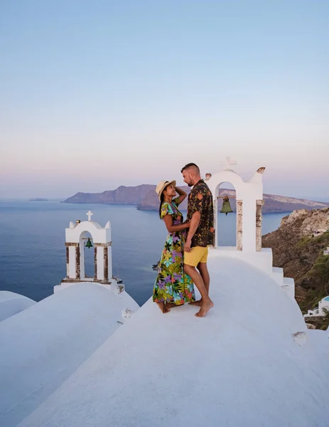 Couple Hugging Kissing Romantic Vacation Santorini Greece Men Women Visit — Foto Stock