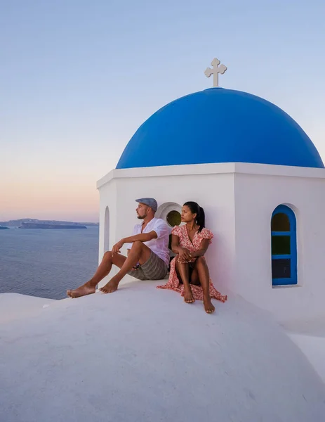 Couple Regardant Coucher Soleil Vacances Santorin Grèce Les Hommes Les — Photo