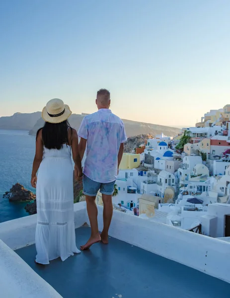 Couple Watching Sunset Vacation Santorini Greece Men Women Visit Greek — Stock Photo, Image