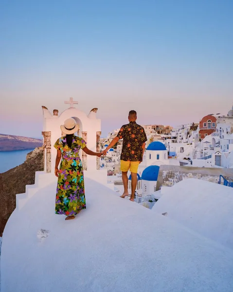 Couple Watching Sunset Vacation Santorini Greece Men Women Visit Greek — Foto Stock
