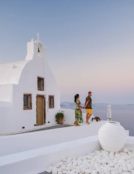 Men Women Visit Whitewashed Greek Village Oia Santorini Couple Watching — Foto Stock
