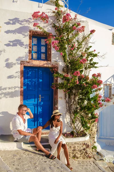Men Women Visit Whitewashed Greek Village Oia Santorini Couple Watching — Stock Photo, Image
