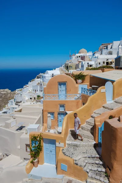 Couple Visit Santorini Greece Men Women Visit Whitewashed Greek Village — Stock Photo, Image