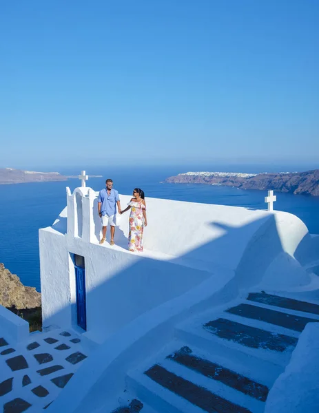 Men Women Visit Whitewashed Greek Village Oia Vacation Santorini Blue — Stock Photo, Image