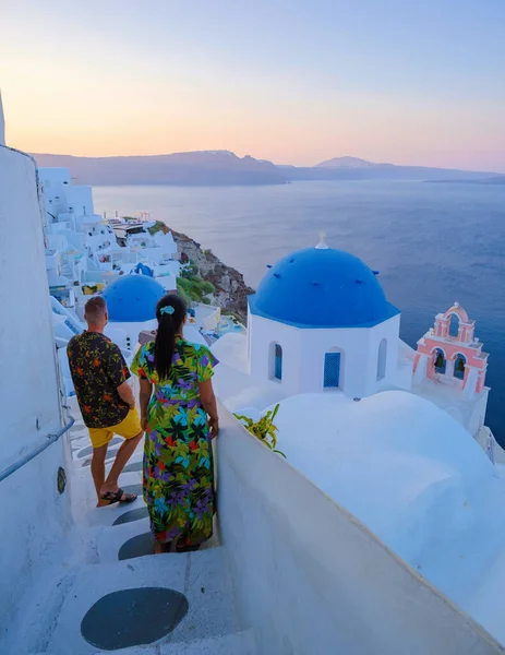 Men Women Visit Whitewashed Greek Village Oia Vacation Santorini Blue — Stock Photo, Image