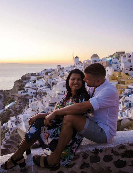 Couple Regardant Coucher Soleil Vacances Santorin Grèce Hommes Femmes Regardant — Photo