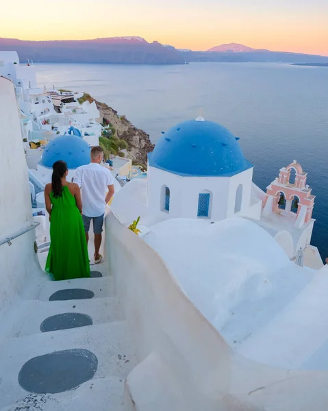 Couple Vacation Santorini Greece Men Women Visit Whitewashed Greek Village — Stock Photo, Image