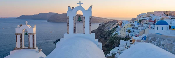 Églises Blanches Dôme Bleu Près Océan Oia Santorin Grèce Village — Photo