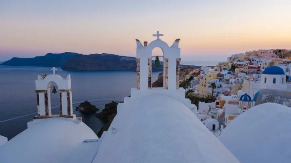 白い教会は サントリーニ島の伝統的なギリシャの村であるOia Santoriniギリシャの海による青いドーム — ストック写真
