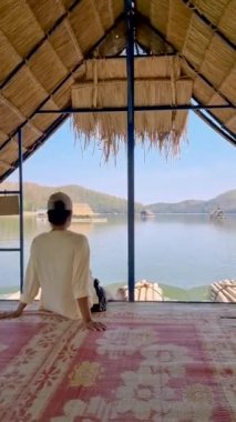 Kuzey Doğu Tayland 'daki Huai Krathing Gölü yüzen bambu sallarıyla ünlüdür. Gölün ortasında öğle veya akşam yemeği yiyebilirsiniz.. 