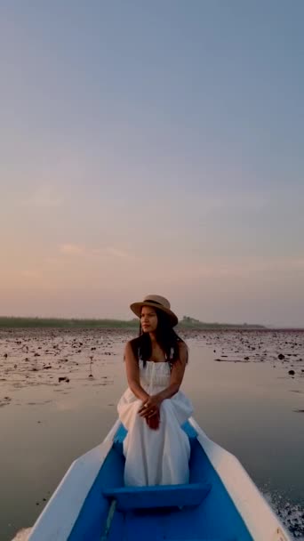 해돋이는 응하란 우돈타니 일출시에 보트를 타이의 호수에 아시아 — 비디오