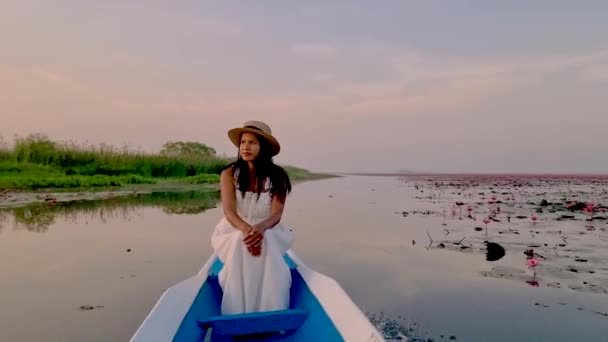 Donne Asiatiche Barca Legno Durante Alba Lago Loto Rosso Thailandia — Video Stock