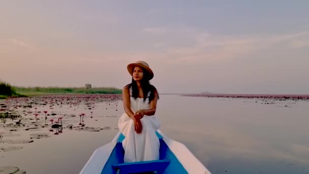 タイの赤い蓮の湖で日の出の間に木製のボートでアジアの女性 赤い蓮の海で日の出 ハーン湖 うどん — ストック動画