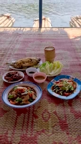 タイ料理 タイ北東部の竹筏の家でHuai Krathing湖でのタイ料理湖の真ん中で昼食や夕食を取ることができる浮動竹筏で有名なイサン地域 — ストック動画