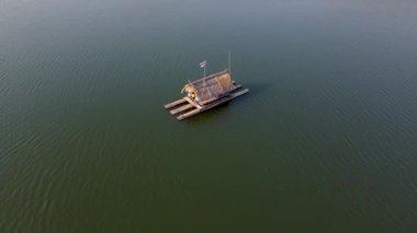 Kuzey Doğu Tayland 'daki Huai Krathing Gölü yüzen bambu sallarıyla ünlüdür. Gölün ortasında öğle veya akşam yemeği yiyebilirsiniz.. 