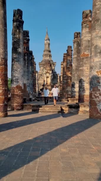 男性と女性のカップルは タイのスコータイ旧市街のワット マハートを訪問します 南アジアの古代都市と文化 — ストック動画