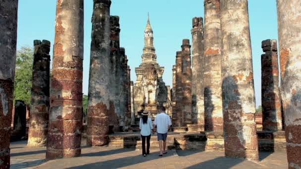 Par Hombres Mujeres Visitan Wat Mahathat Ciudad Vieja Sukhothai Tailandia — Vídeos de Stock