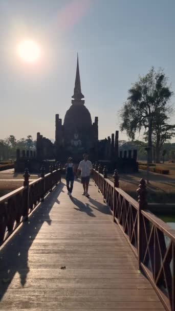 Par Hombres Mujeres Visitan Ciudad Histórica Ciudad Vieja Sukhothai Tailandia — Vídeos de Stock