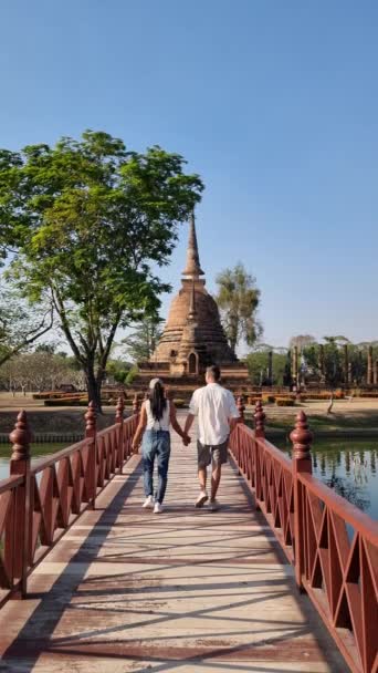 Par Hombres Mujeres Visitan Ciudad Histórica Ciudad Vieja Sukhothai Tailandia — Vídeos de Stock