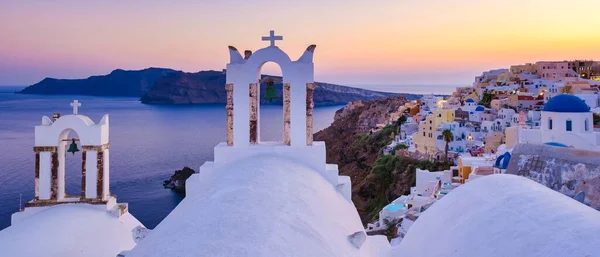 Iglesias Blancas Cúpulas Azules Junto Océano Oia Santorini Grecia Pueblo —  Fotos de Stock