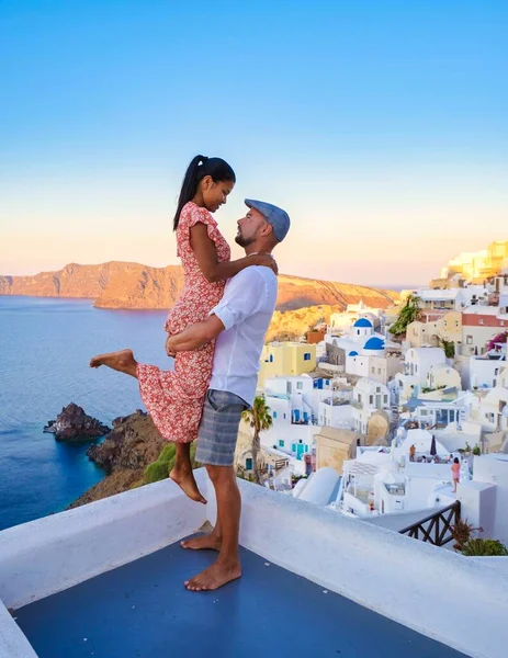 Couple Watching Sunset Vacation Santorini Greece Men Women Visit Greek — Stock Photo, Image