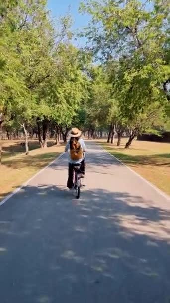 Mujeres Bicicleta Visitan Histórica Ciudad Sukhothai Ciudad Vieja Tailandia Antigua — Vídeos de Stock
