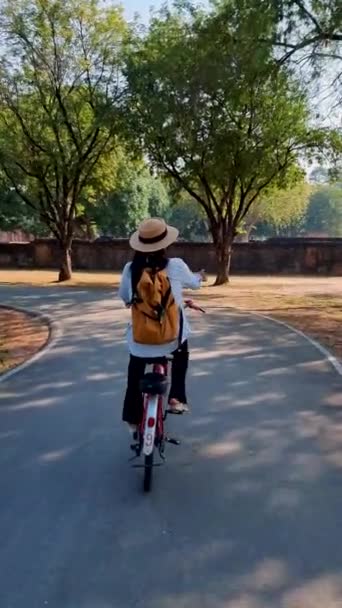 Женщины Велосипеде Посетить Исторический Город Сукхотай Старый Город Таиланд Древний — стоковое видео