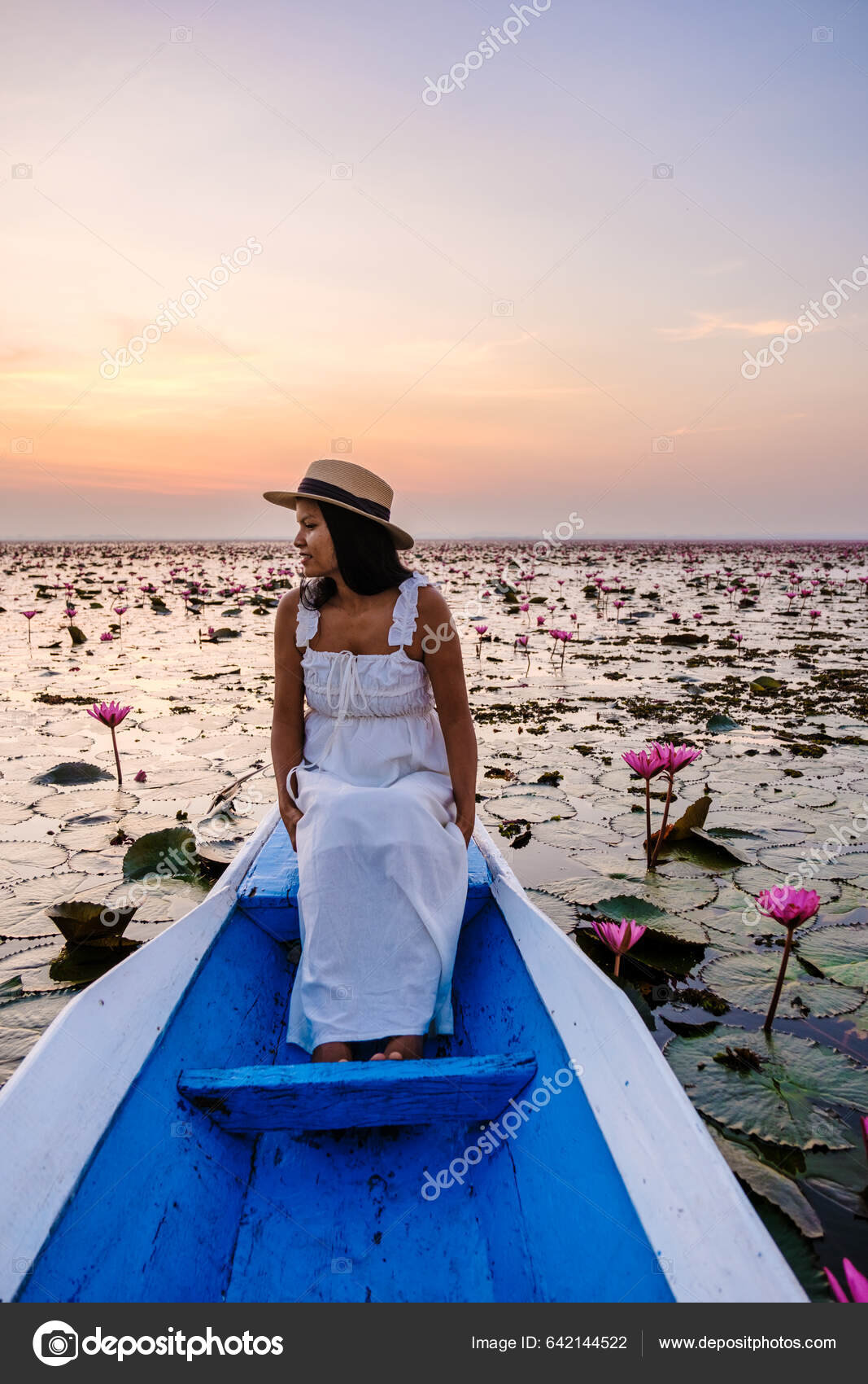 Ασιάτισσες Γυναίκες Μια Βάρκα Στο Όμορφο Κόκκινο Lotus Θάλασσα Kumphawapi —  Φωτογραφία Αρχείου © fokkebok #642144522