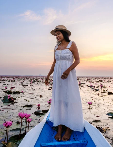 Güzel Kızıl Lotus Denizi Kumphawapi Teknesindeki Asyalı Kadınlar Tayland Kuzeyinde — Stok fotoğraf