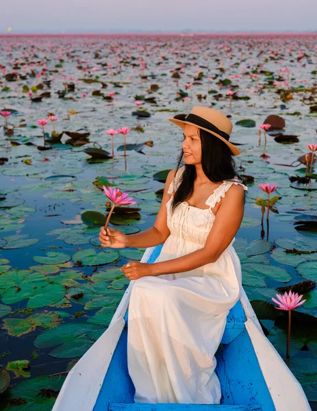 Asian Women Boat Beautiful Red Lotus Sea Udon Thani Northern — Stockfoto